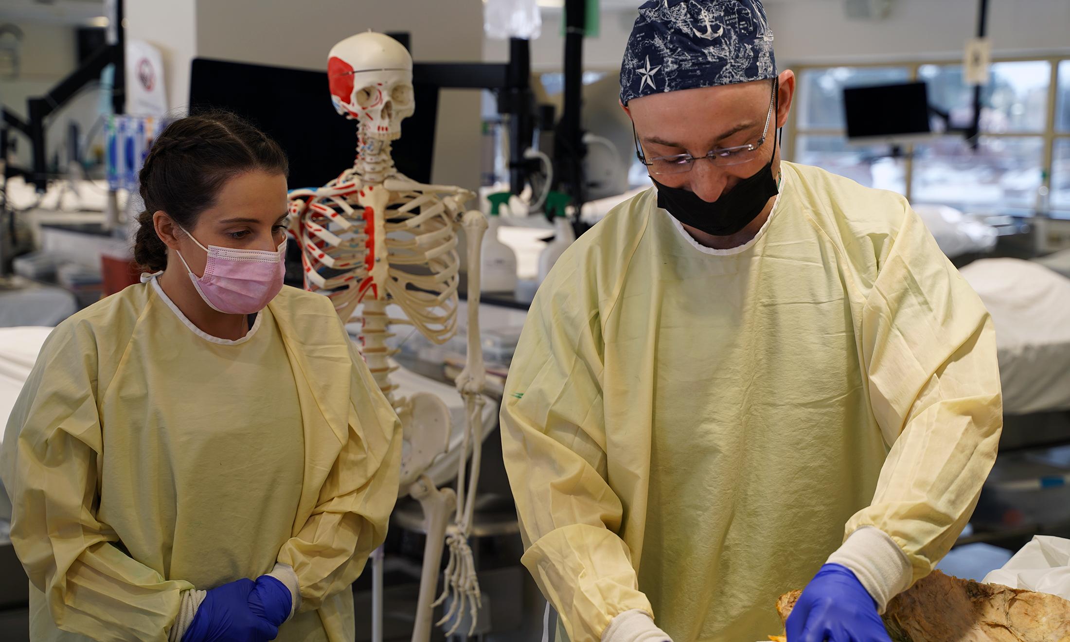 一名外科医生在牛津大学解剖学实验室里给学生讲课.