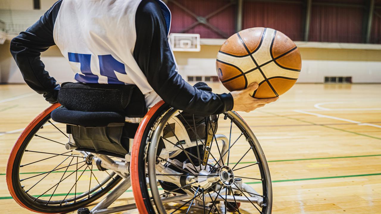 坐在轮椅上打篮球的人.