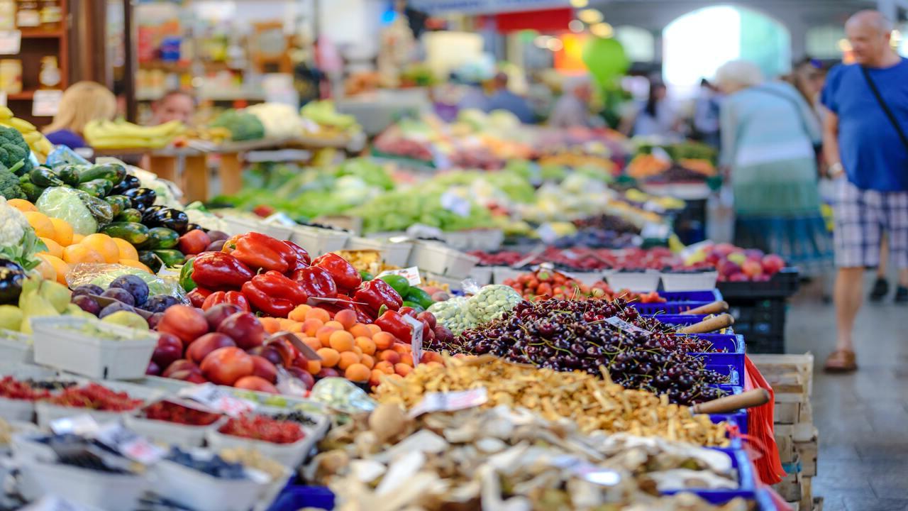 杂货店农产品区的水果和蔬菜